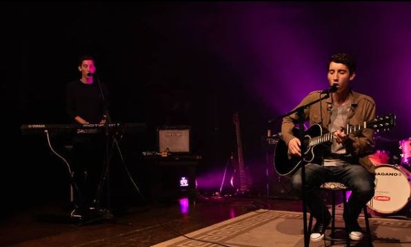 Ricardo no piano e Artur no violão durante apresentação