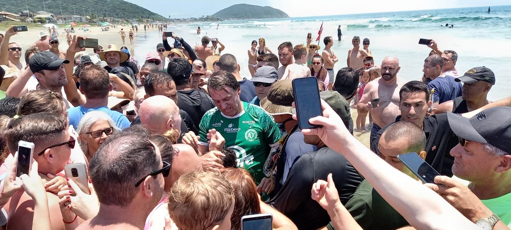 Bolsonaro provocou aglomeração em praia de São Francisco do Sul em dezembro de 2021
