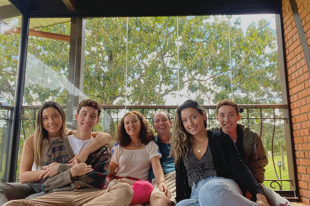 Da esquerda para a direita: Jordana; Artur; os pais Tatiana e Jair; Natália e Ricardo Da esquerda para a direita: Jordana; Artur; os pais Tatiana e Jair; Natália e Ricardo